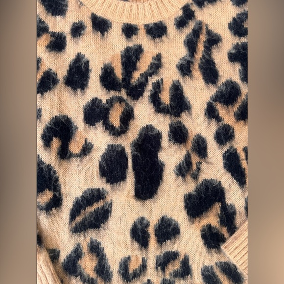 Madelyn Brand Leopard 🐆 Print Fuzzy Sweater M - Picture 5 of 5